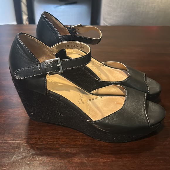 Trotters Wedge Heels size 7N - Picture 6 of 7